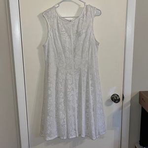 Knee-length White Lace Sleeveless Dress